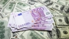 Официальные курсы доллара и евро снизились на 2,7 и 3,1 рубля соответственно